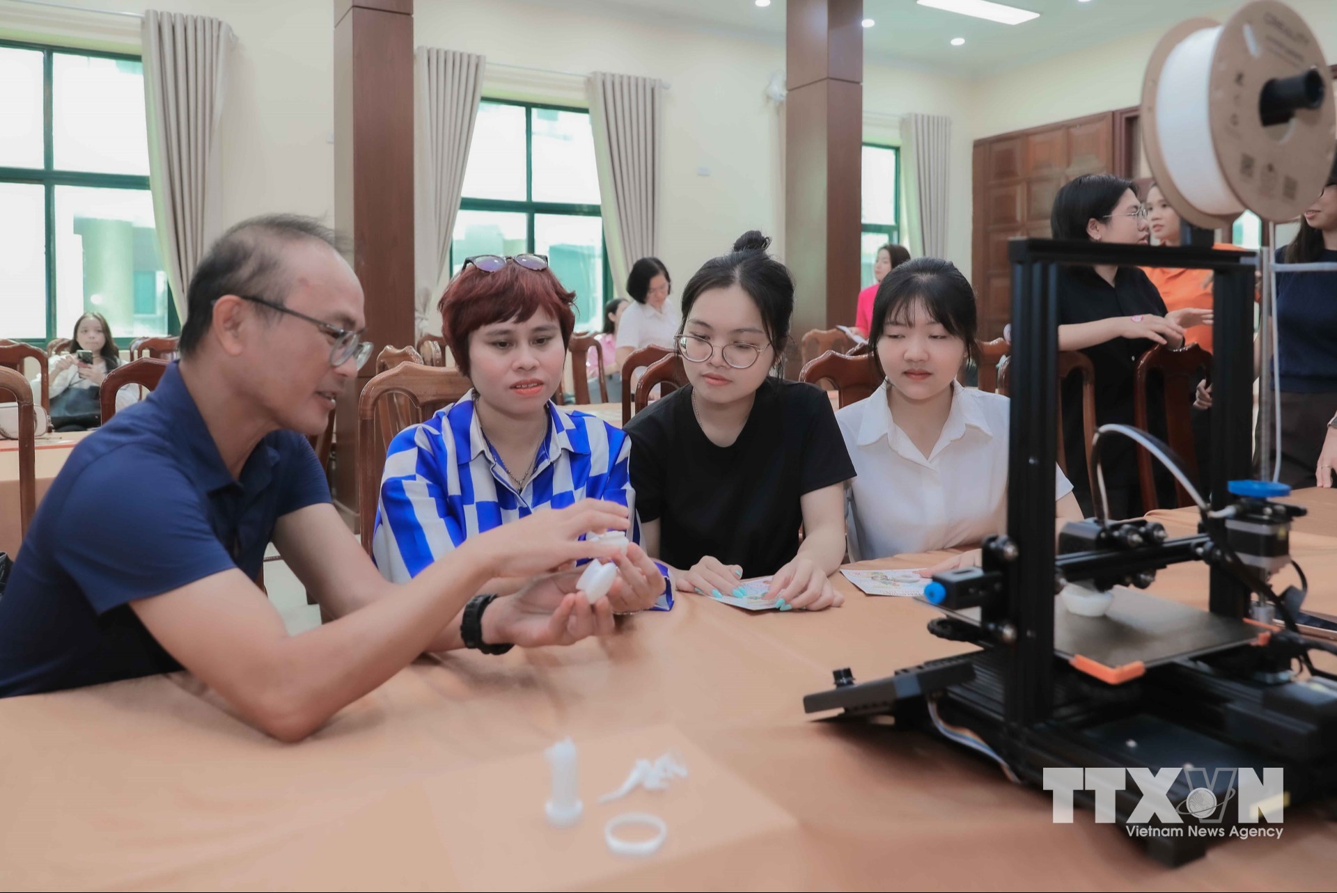 Ứng dụng công nghệ in 3D tạo mô hình các hiện vật, kỷ vật lịch sử giúp tái hiện chân thực đóng góp to lớn của phụ nữ trong các cuộc kháng chiến giữ nước. (Ảnh: Phan Phương/TTXVN)